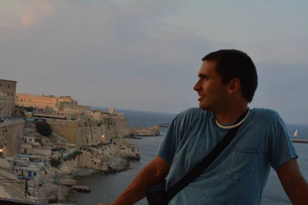 Молодой Человек Наблюдает Закат Malta — стоковое фото