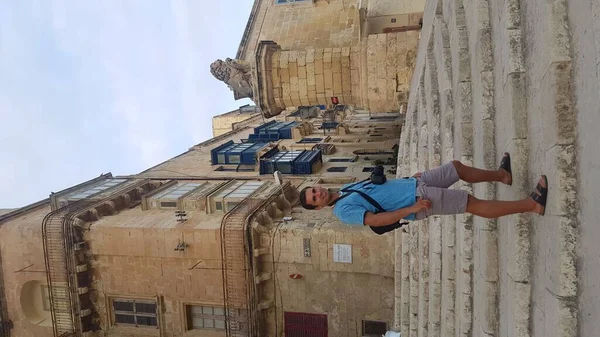 在Malta散步的年轻人 — 图库照片