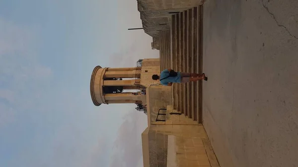 Joven Caminando Malta — Foto de Stock