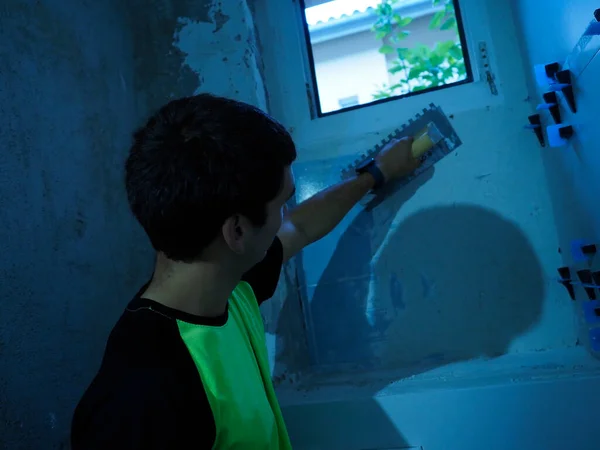 Joven Que Trabaja Con Una Herramienta Construcción Edificio — Foto de Stock