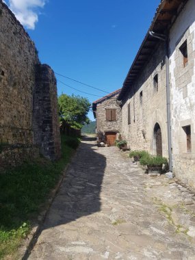 RONCAL 'daki bir dağ vadisinde eski bir ev.