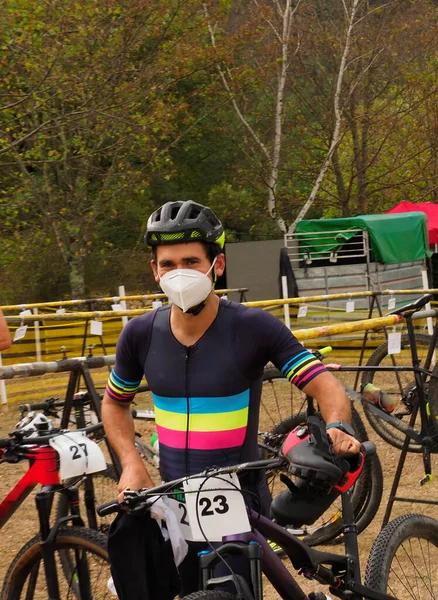 Joven Con Una Máscara Antes Una Carrera Triatlón — Foto de Stock