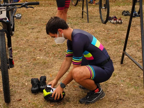 Jeune Homme Portant Masque Avant Une Course Triatlon — Photo