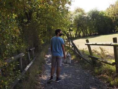 Parkta maske takan genç adam.