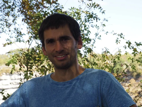 Retrato Jovem Com Fundo Parque — Fotografia de Stock