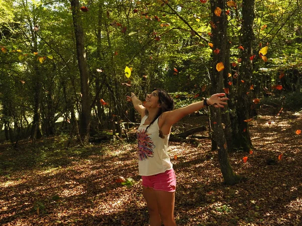 Young Woman Throwing Leafs Park — Stock Photo, Image