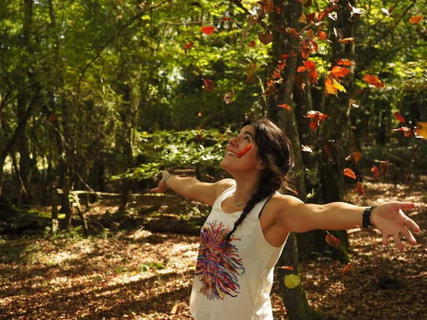 Jovem Mulher Jogando Folhas Parque — Fotografia de Stock