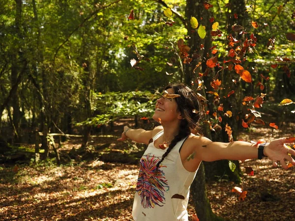 Молодая Женщина Бросает Листья Парке — стоковое фото