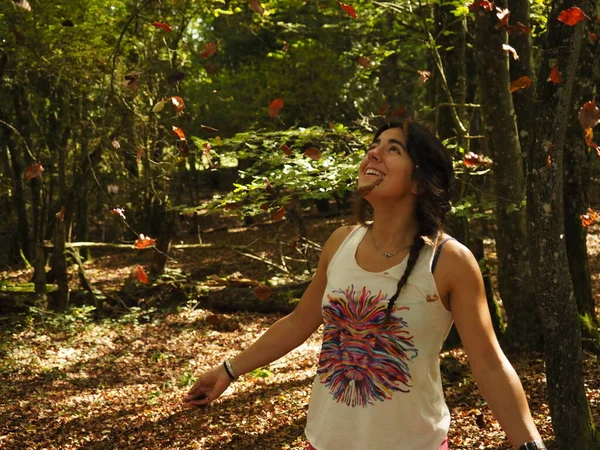 Jovem Mulher Jogando Folhas Parque — Fotografia de Stock