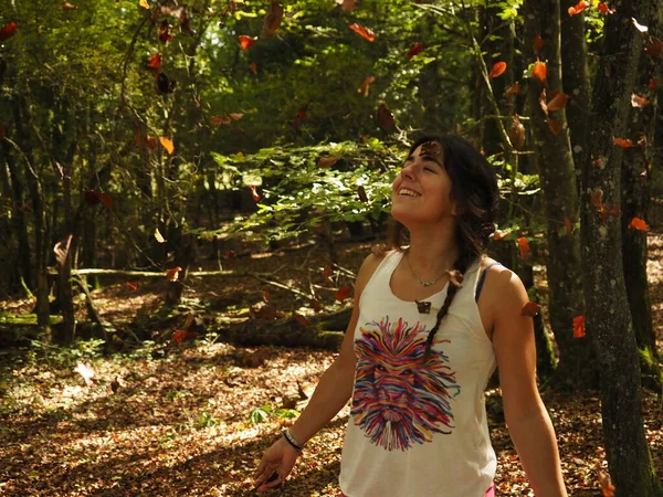 Jovem Mulher Jogando Folhas Parque — Fotografia de Stock