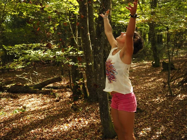 Jonge Vrouw Gooit Bladeren Het Park — Stockfoto