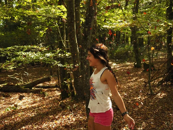 Jovem Mulher Jogando Folhas Parque — Fotografia de Stock