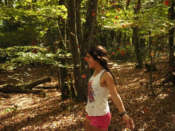 Jonge Vrouw Gooit Bladeren Het Park — Stockfoto