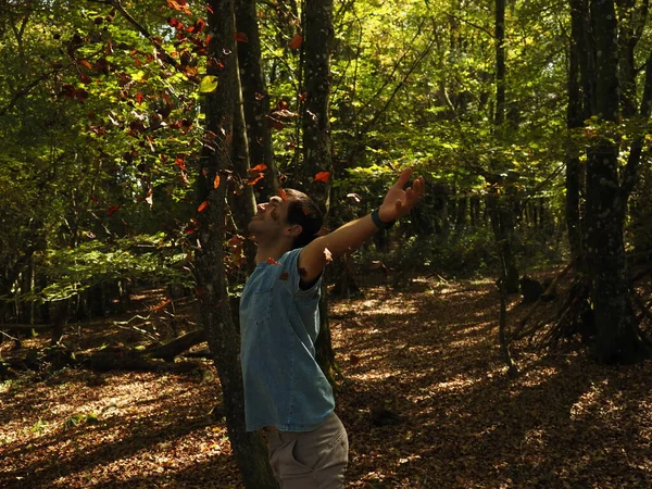 Jovem Jogando Folhas Parque — Fotografia de Stock