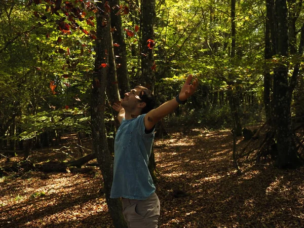 Jovem Jogando Folhas Parque — Fotografia de Stock