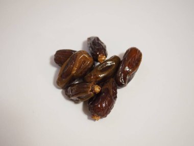 Beyaz bir masada bazı tarihler