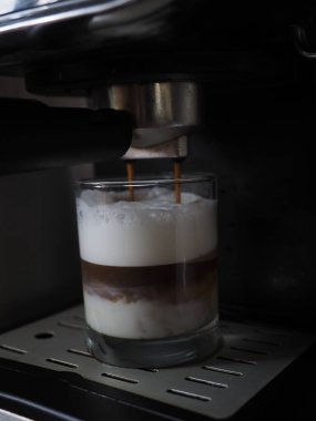 Kahve makinesinde sütlü kahve.