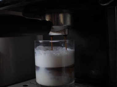 Kahve makinesinde sütlü kahve.