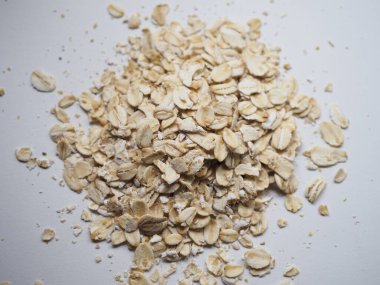 Beyaz bir masanın üzerinde birkaç kepekli yulaf