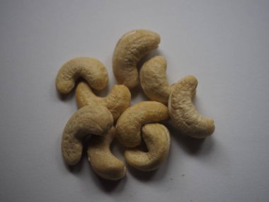 Beyaz bir masada biraz kaju.