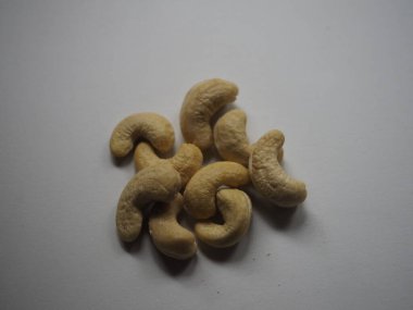 Beyaz bir masada biraz kaju.