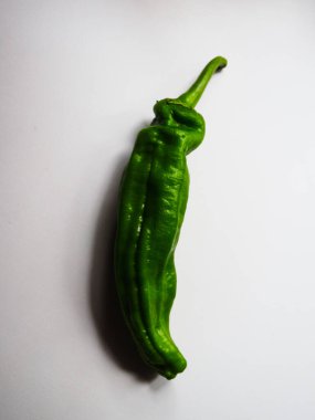 yeşil biberler beyaz masada