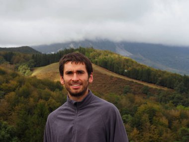 Bir dağın tepesindeki genç adam