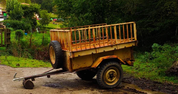 Kereta Tua Peternakan Hutan — Stok Foto