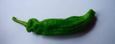 yeşil biberler beyaz masada