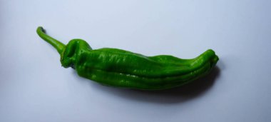 yeşil biberler beyaz masada