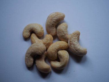 Beyaz bir masada biraz kaju.