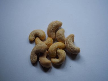 Beyaz bir masada biraz kaju.