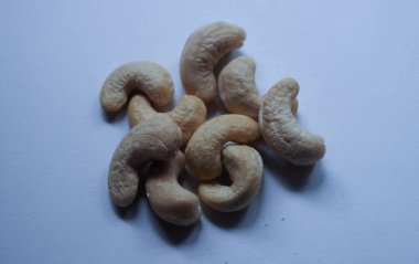 Beyaz bir masada biraz kaju.