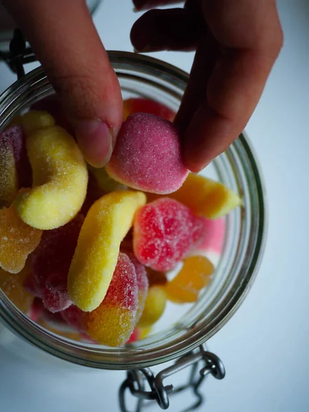 Mano Tomando Frijoles Gelatina Frasco Vidrio —  Fotos de Stock