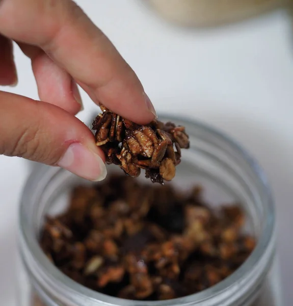 Hand Van Een Vrouw Die Muesli Van Een Glazen Pot — Stockfoto