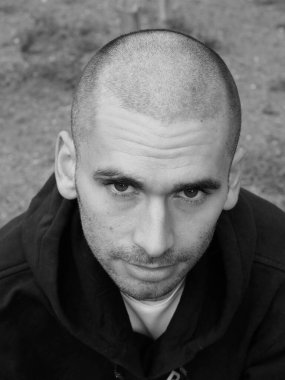 Parktaki genç bir adamın portresi.