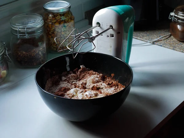 Beyaz Bir Masada Çubuk Karıştırıcı Pandispanya Pişirmek — Stok fotoğraf