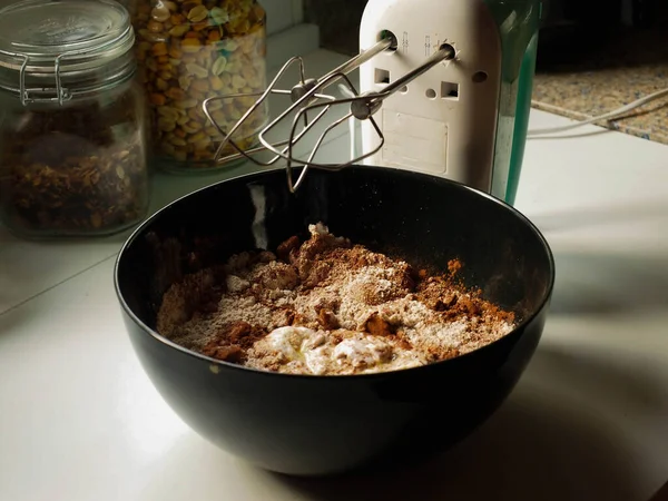 Cocinar Con Una Batidora Varillas Bizcocho Sobre Una Mesa Blanca —  Fotos de Stock