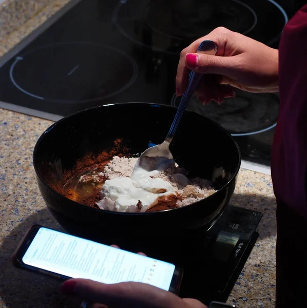 Ręka Kobiety Gotowanie Tort Telefonu Komórkowego — Zdjęcie stockowe