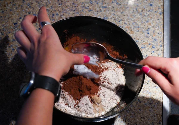 Cuchara Cacao Durante Una Receta Pastel —  Fotos de Stock