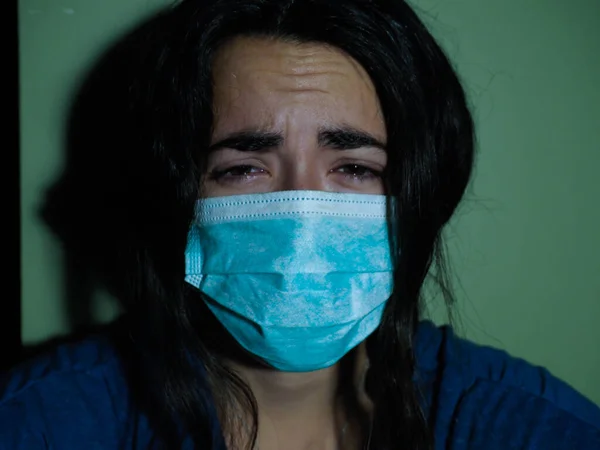Πορτρέτο Μιας Νεαρής Γυναίκας Λυπημένης Φορώντας Μάσκα — Φωτογραφία Αρχείου