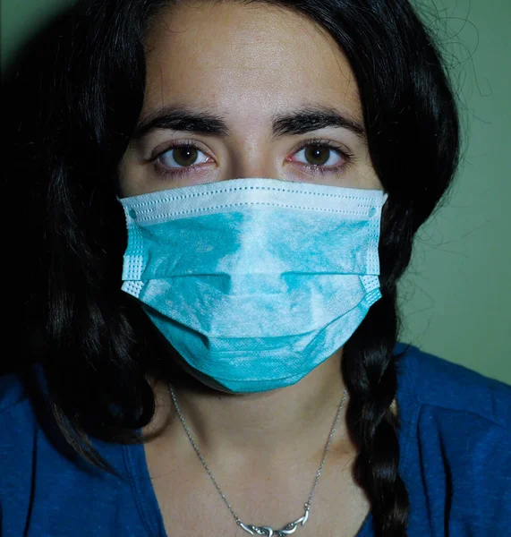 Πορτρέτο Μιας Νεαρής Γυναίκας Λυπημένης Φορώντας Μάσκα — Φωτογραφία Αρχείου