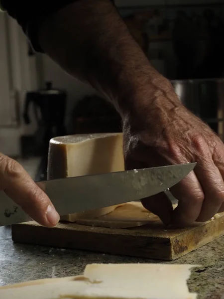 Hands Man Cutting Idiazabal Cheese — Stock Photo, Image