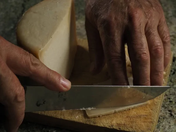 Hands Man Cutting Idiazabal Cheese — Stock Photo, Image