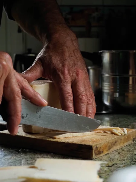 Aptal Peyniri Kesen Bir Adamın Elleri — Stok fotoğraf