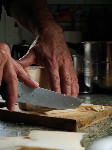 Manos Hombre Cortando Queso Idiazabal — Foto de Stock