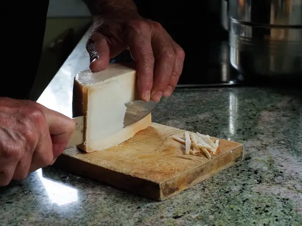 Mãos Homem Cortando Queijo Idiazabal — Fotografia de Stock