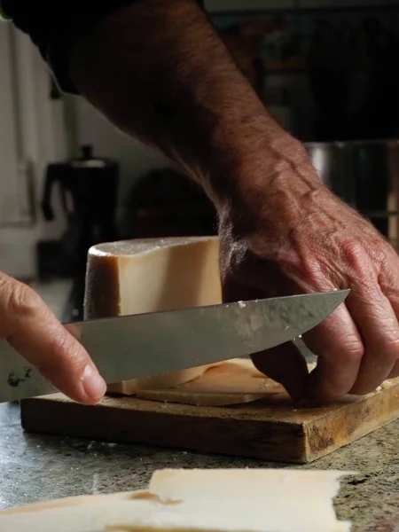 Manos Hombre Cortando Queso Idiazabal — Foto de Stock