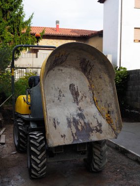 izole edilmiş sarı araç makineleri 