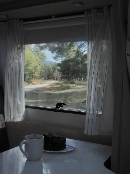 Blick Aus Dem Fenster Eines Mobilheims Den Bergen — Stockfoto